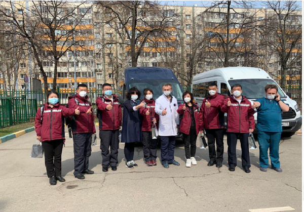 中华医学会重症分会赵鸣雁等专家组与莫斯科第十五医院院长合影”.png