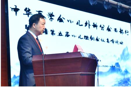 1李水学教授主持会议.jpg