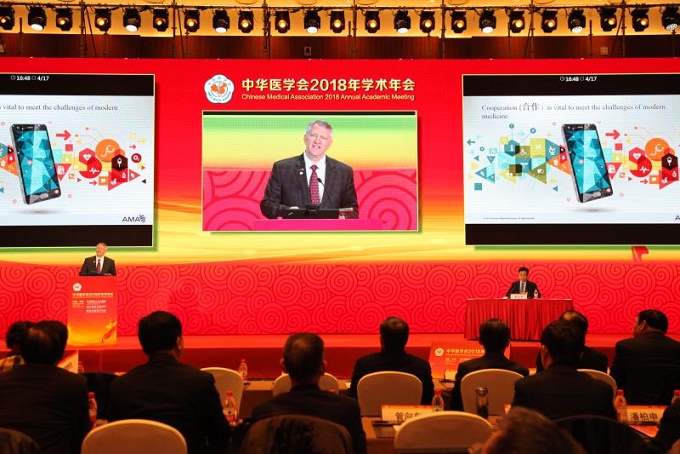 美国医学会会长大卫•奥林•巴比作特邀报告.jpg