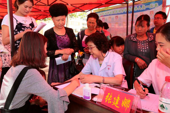 4.会理县妇幼保健计划生育服务中心义诊现场.jpg